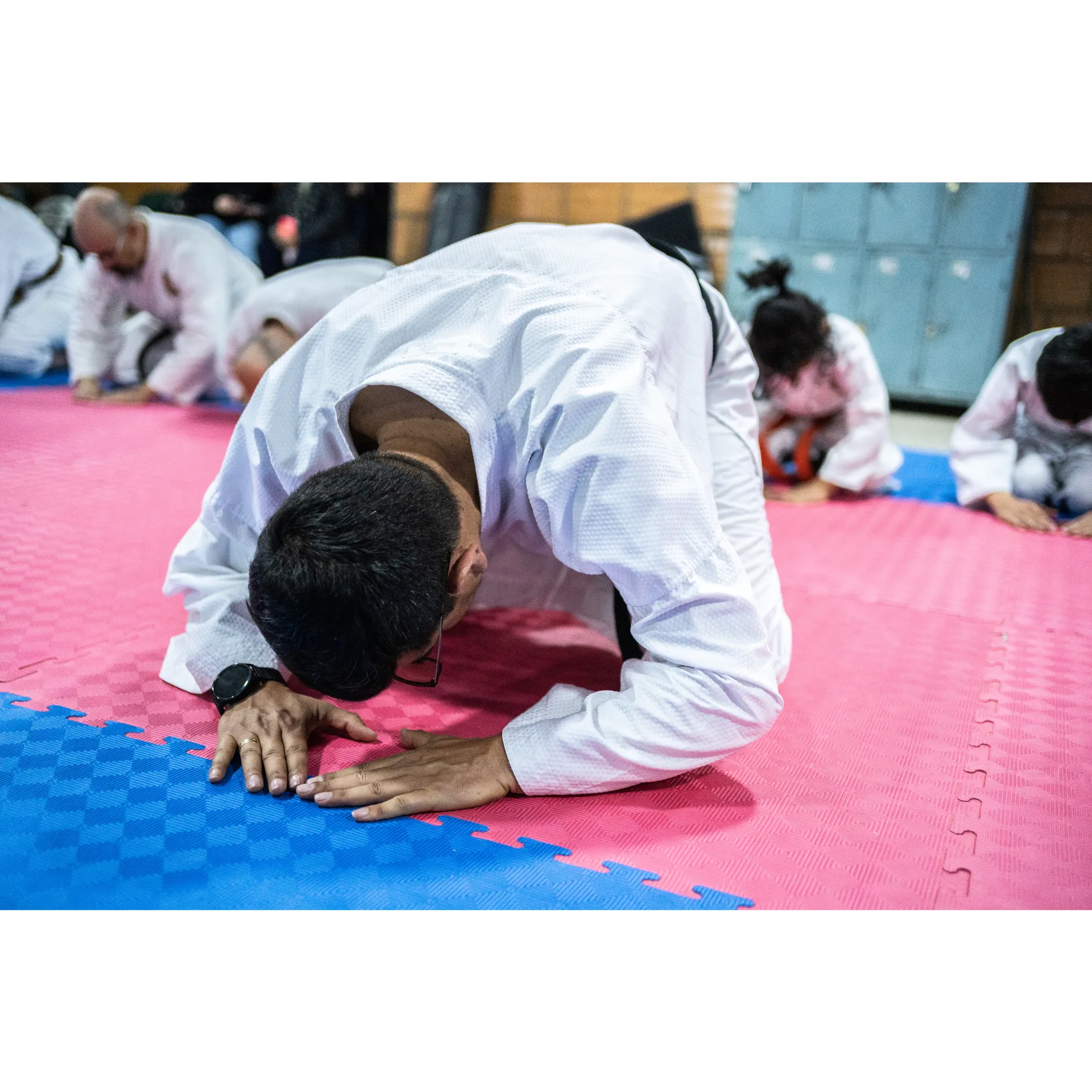 Le Salut, rituel au début de l’entraînement de Karaté